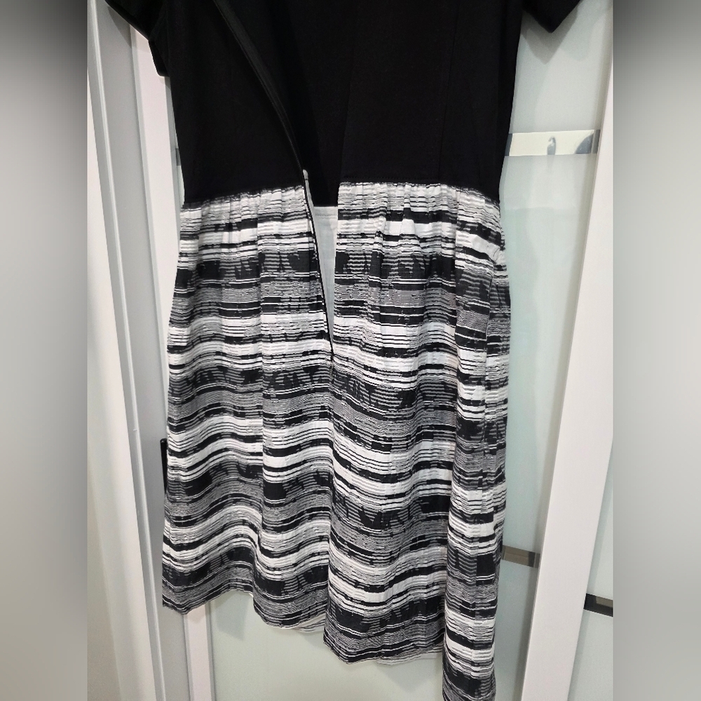ESCADA Sport Black & White Pocket Dress – Size 40 (EU) - Picture 15 of 16